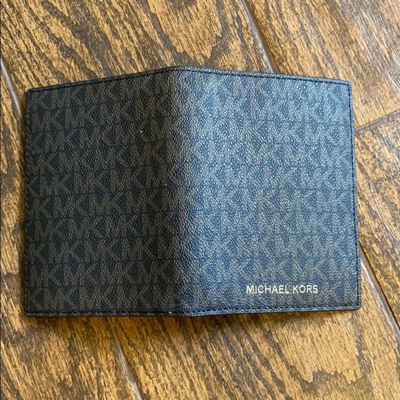 *BRAND NEW* Michael Kors Passport holder - Picture 6 of 7